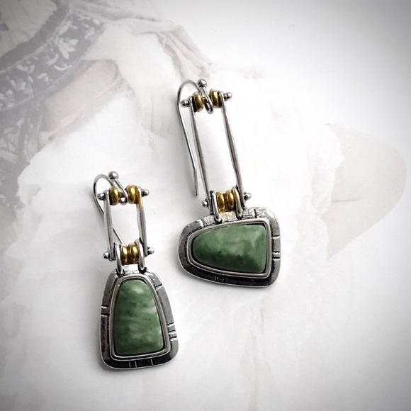 Elegant Green and Silver Dangle Earrings - Picture 3 of 5